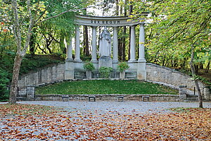 Haslau-Maria Ellend, Wallfahrtsanlage, ab 1910 in der Achse der Kirche errichtet, Christ-König-Denkmal